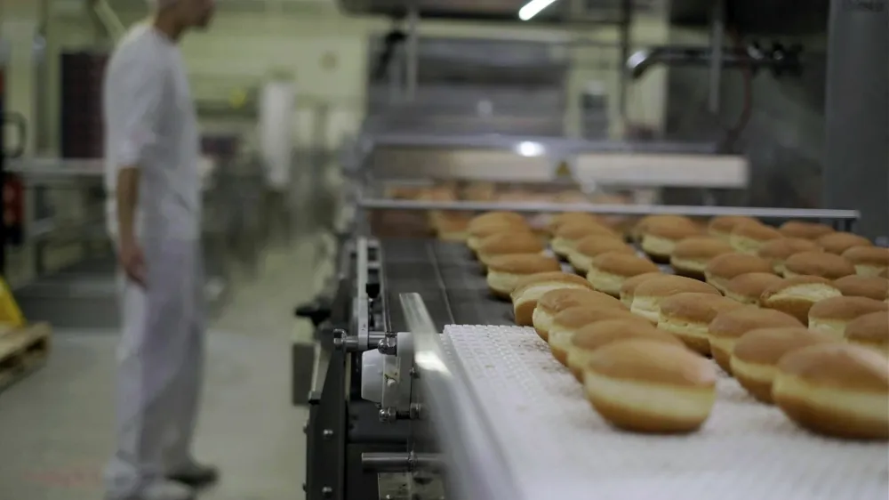 Iz avtomatizirane proizvodne enote v Kranju je v zadnjem letu dni prišlo več kot 50 milijonov krofov, od tega so jih več kot polovico prodali v tujini. F Don Don