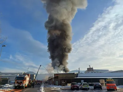 Formaldehid se v ozračje sprošča tudi med požari. Na fotografiji je utrinek ob nedavni intervenciji v industrijski coni Trata, kjer je zagorelo v skladišču pnevmatik.