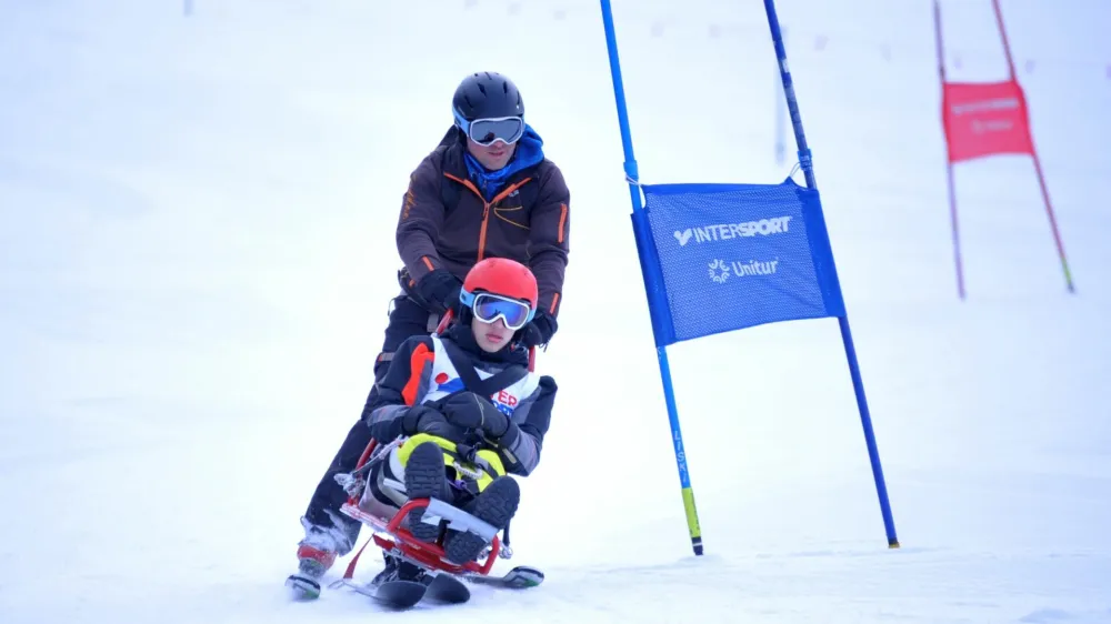 Veleslalomske preizkušnje sta se udeležil tudi Luka Bolha, ki mu pri smučanju pomaga kar oče. Andrej. F 