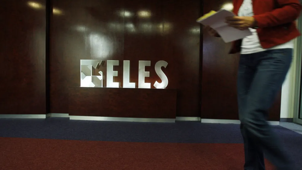 V vladi naj bi načrtovali ustanovitev Elektra Slovenija vzhod s sedežem v Mariboru in Elektra Slovenija zahod s sedežem v Ljubljani. Ena od možnosti je, da bi bili obe podjetji pod okriljem Elesa, kamor je vlada lani pripojila tudi nekdanjo družbo Sodo. 