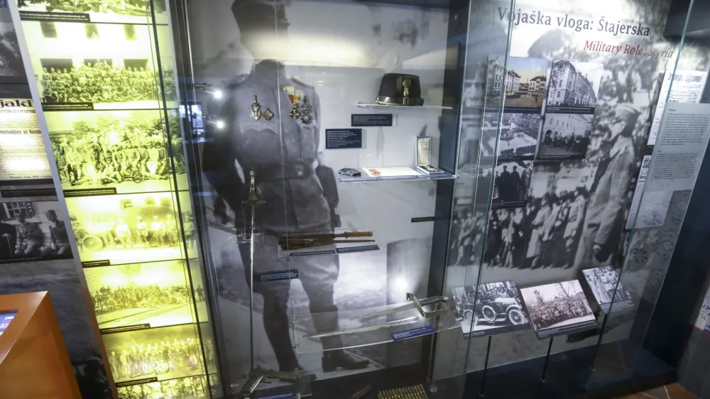 Še vse do konca februarja bo v rojstni hiši Rudolfa Maistra na Šutni možen ogled razstave »Zgodbe Maistrovih predmetov, iz virtualnega v resnično«. Foto: Luka Cjuha