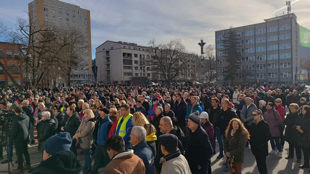 Občutna razlika med porabo, za katero občani trdijo, da je realna, in obračunano porabo nastaja tudi zato, ker veliko občanov nima nameščenih individualnih števcev oziroma delilnikov. Po pravilniku zato plačajo bistveno več. Na fotografiji protest v Velenju zaradi visokih zneskov na položnicah. Foto: STA 