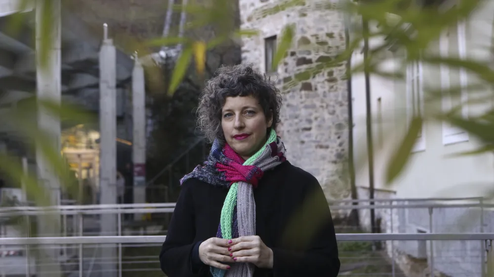 - 22.12.2023 - Katja Praznik, sociologinja - avtorica knjige Delo umetnosti. Zapu&scaron;čina jugoslovanskega socializma, ki je iz&scaron;la pri založbi Maska //FOTO: Luka Cjuha