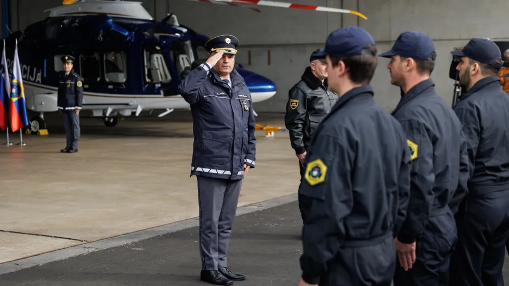 Zgornji Brnik, letalska policijska enota.<br>Prevzem novega policijskega helikopterja.