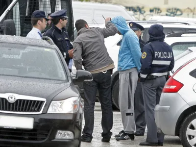 aretacija osumljenca današnjega ropa pošte v Semedeli državljana Srbije iz okolice Zemuna prijeli na območju železniške postaje v Ljubljani.- roparji že petič oropali pošto v Semedeli pri Kopru - //FOTO: Bojan Velikonja