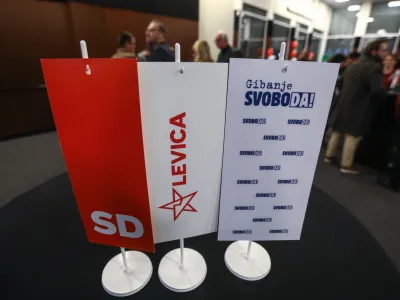 - simbolična fotografija - namizne zastavice - koalicija Gibanje svoboda, Levica, Socialni demokrati -<br><br><br>- 27.11.2022 – Referendumi 2022 – glasovanje o treh zakonodajnih referendumih, in sicer o noveli Zakona o vladi, noveli Zakona o dolgotrajni oskrbi in noveli Zakona o Radioteleviziji Slovenija <br><br> <br><br>//FOTO: Luka Cjuha