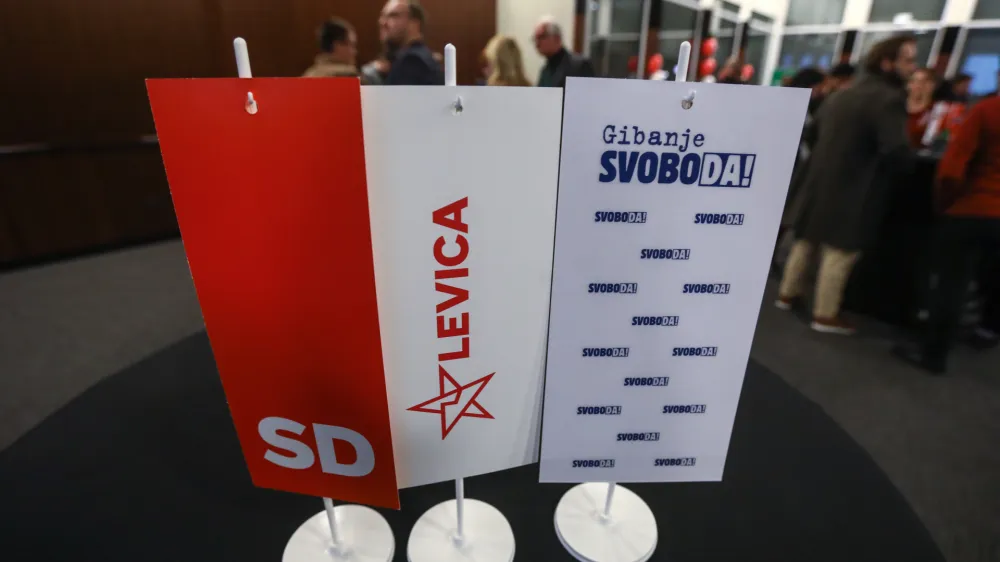 - simbolična fotografija - namizne zastavice - koalicija Gibanje svoboda, Levica, Socialni demokrati -<br><br><br>- 27.11.2022 – Referendumi 2022 – glasovanje o treh zakonodajnih referendumih, in sicer o noveli Zakona o vladi, noveli Zakona o dolgotrajni oskrbi in noveli Zakona o Radioteleviziji Slovenija <br><br> <br><br>//FOTO: Luka Cjuha