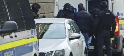 Maribor - Ulica talcev - Družba - Kronika - Specialna enota policije v akciji pri mariborskih zaporih - - Avtor: Andrej Petelinšek