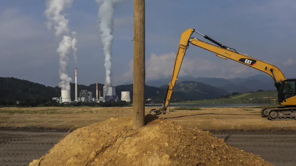 Okrog leta 2033 bo Slovenija v skladu z začrtanim zelenim prehodom nehala izkopavati in sežigati premog. Konec življenjske dobe velenjskega premogovnika pa ne pomeni tudi konca življenjske dobe TEŠ. Ta bo še naprej ogreval Šaleško dolino, a bo pri tem uporabljal drug energent. 