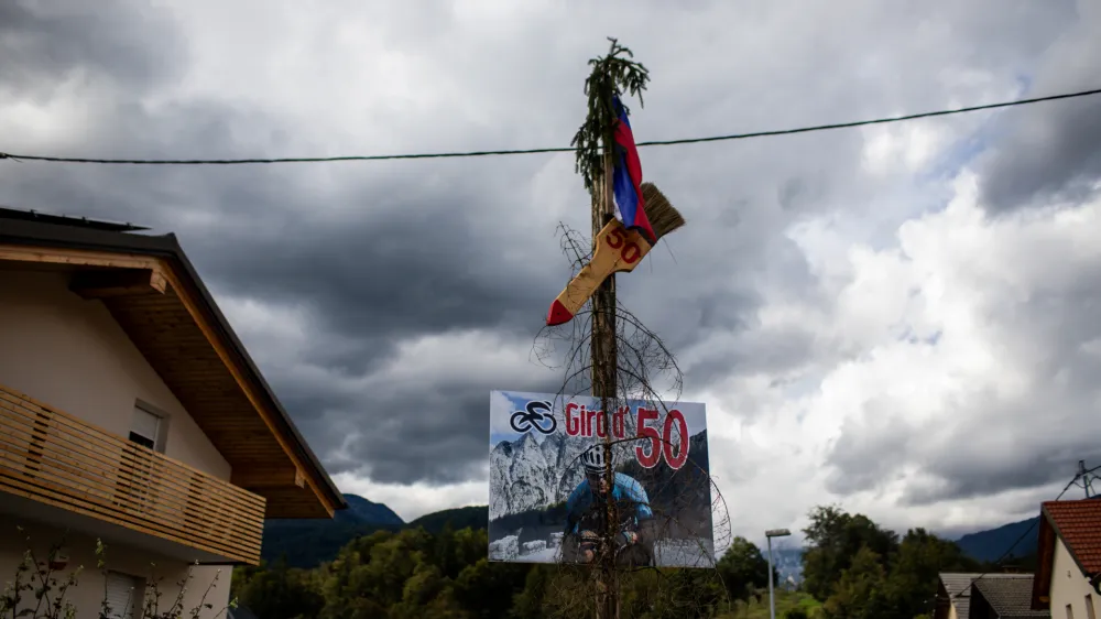 Rojstnodnevni mlaj v Kamniku.- 20.09.2023 – reportaža o maljih v Sloveniji, tradicionalni pojav, ki je v zadnjih letih vse pogostejši, tudi v mastih ne zgolj na podeželju. //FOTO: Bojan VelikonjaOPOMBA: REPORTAŽA ZA OBJEKTIV 2023