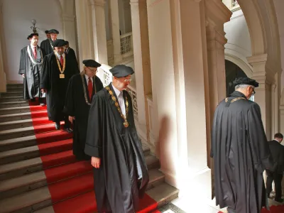 Univerze so v okviru Načrta za okrevanje in odpornost pridobile milijone za izvedbo pilotnih projektov. A ostaja več vprašanj kot odgovorov. 