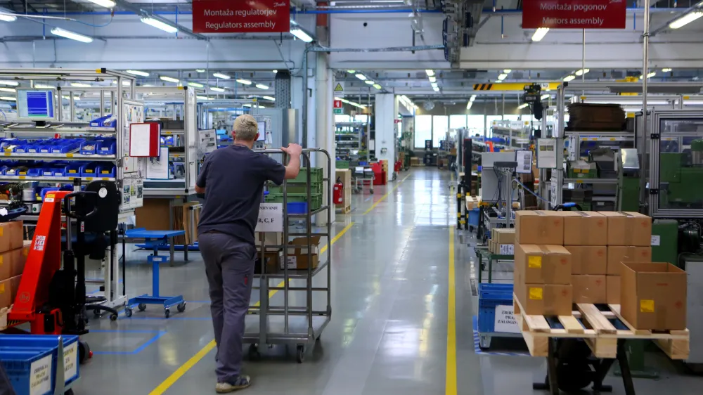 ﻿- delavec v proizvodnji -- 24.03.2015 - Podjetje Danfoss Trata, proizvodnja sestavnih delov za rešitve hlajenja, klimatizacije, ogrevanja in regulacij. Ulica Jožeta Jame 16 v Ljubljani - Šentvid //FOTO: Bojan Velikonja