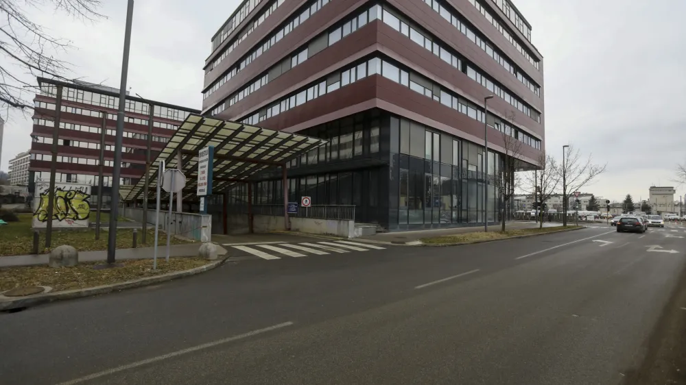 SDH v garažni hiši Metelkova prodaja prvo etažo, v kateri je 209 parkirnih prostorov. 