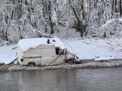 V središču Medvod je ob Sori že več kot pol leta naplavljen kombi. O njegovi usodi še vedno odločajo inšpekcije.