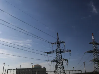 ﻿- električni daljnovod - električna napetost - visokonapetostni vod - sevanje - elektrifikacija - elektrika   - 29.09.2016 - Nuklearna elektrarna Krško (NEK) - Jedrska elektrarna Krško (JEK) - proizvodnja električne energije -   //FOTO: Luka Cjuha..