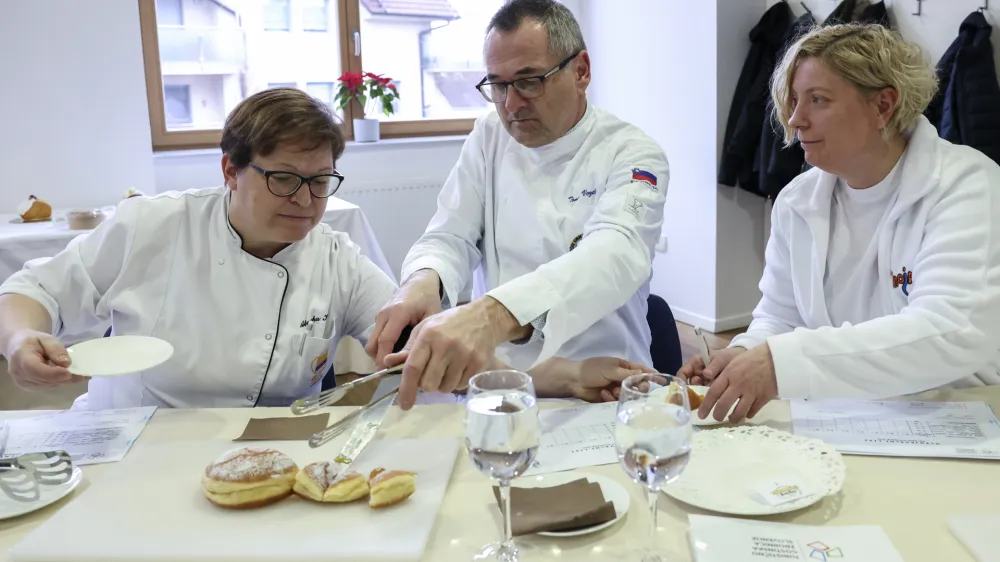 Strokovna komisija v sestavi (z leve) Alenka Kodele, Tomaž Vozelj in Urška Strnad je imela pri ocenjevanju polne roke in usta dela.  