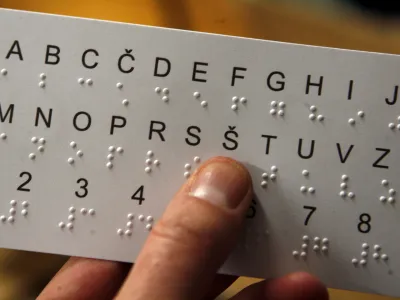 Center IRIS je v lanskem šolskem letu prilagodil deset učbenikov, ZDSSS pa je pretvoril štirideset učbenikov. Veliko težav jim pri pretvarjanju in prilagajanju gradiv povzroča to, da jih lahko učitelji v skladu s predpisi svobodno izbirajo, njihova vsebina pa se tudi pogosto spreminja. 