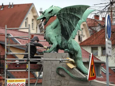 Čiščenje bakrenih skulptur zmajev izvaja oddelek za kamen in štukaturo restavratorskega centra ZVKDS.
