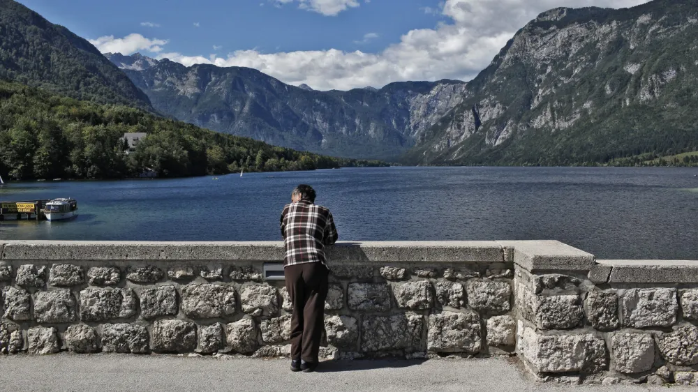 - Bohinj, jezero, ladjica, turizemFOTO: JAKA GASAR / NEDELJSKI