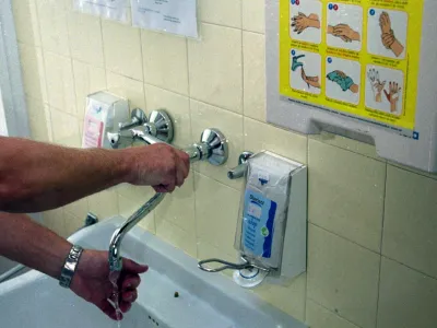 Med ukrepi, ki zmanjšajo možnost okužbe dihal, na NIJZ in v osnovnem zdravstvu priporočajo tudi redno umivanje rok.