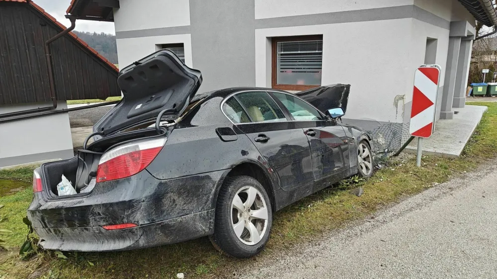 28-letni voznik je zaspal za volanom in trčil v hišo. 