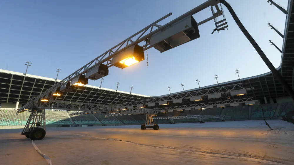 Medtem ko javni zavod Šport Ljubljana išče izvajalca za prenovo zelenice na nogometnem stadionu v Stožicah, rast trave spodbujajo s pomočjo posebnih luči. 
