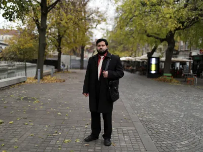 Mohamed Alzoubi je v Slovenijo prispel leta 2014 in takoj zaprosil za azil. Odobrili so mu začasni azil za tri leta. Ko je zaprosil za podaljšanje mednarodne zaščite, so mu prošnjo z nejasnimi argumenti zavrnili. 