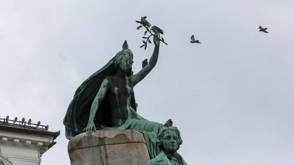 Prešernov spomenik8.2.2023 - slovenski kulturni praznik, 8. februar,Osrednji dogodek, 37. recital Prešernove poezije na Prešernovem trgu Foto: Luka Cjuha