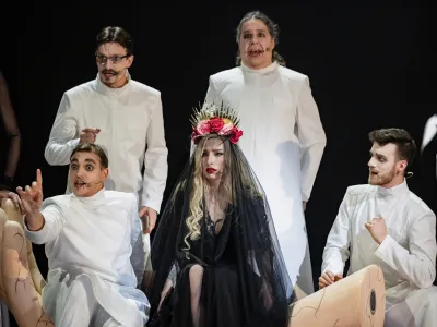 Glasbena gostja v predstavi bo Sara Briški Cirman, ki bo pela nocoj na predpremieri. 