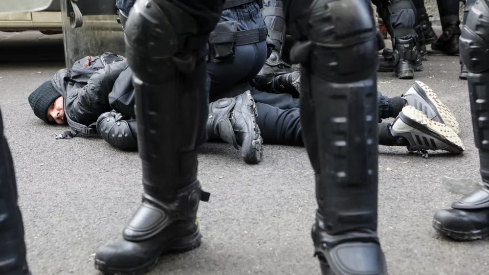 ﻿﻿- policisti ukrepali in proti več ljudem uporabili prisilna sredstva, med drugim tudi solzivec- zavarovano območje ROG zaradi upora rogovcev, ker naj bi občina začela z gradbenimi deli  - 19.01.2021 – ROG - kompleks nekdanje tovarne koles, kjer že več let živijo in ustvarjajo pripadniki avtonomne skupnost - ljubljanska občina začela z gradbenimi deli – evikcija stanovalcev in obiskovalcev - rušenje nekdanje tovarne, Trubarjeva 72 v Ljubljani –  //FOTO: LUKA CJUHA