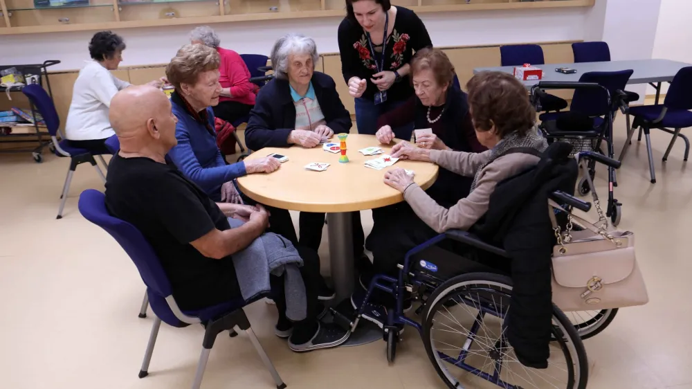 Varovanci Medgeneracijskega centra Bistrica so se v domžalski knjižnici prepustili izzivom družabnih iger. Foto: Tomaž Skale