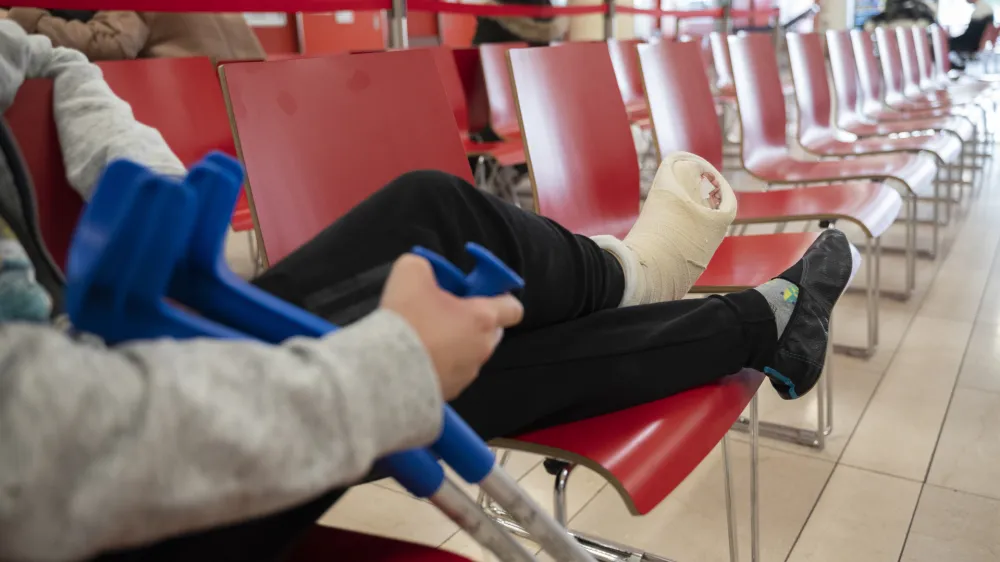 - simbolična fotografija - zdravstvo - po&scaron;kodba - zlom - mavec - gibs<br><br>Pacienti<br><br>- 15.2.2024 - UKC Ljubljana - Urgenca<br><br><br>// FOTO: Nik Erik Neubauer