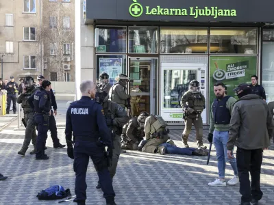 - 13.03. 2024 - mlajši moški grozil z nožema na Bavarskem dvoru - terorizem, psihična motnja, policija, specialna enota, kriminal, reševanje, grožnja //FOTO: Jaka Gasar