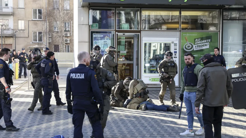 - 13.03. 2024 - mlajši moški grozil z nožema na Bavarskem dvoru - terorizem, psihična motnja, policija, specialna enota, kriminal, reševanje, grožnja //FOTO: Jaka Gasar