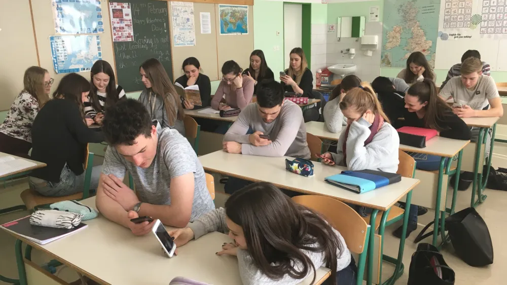 ﻿Uporaba mobilnega telefona med poukom, simbolična fotografija, posneta v Ekonomski gimnaziji in srednji šoli Radovljica