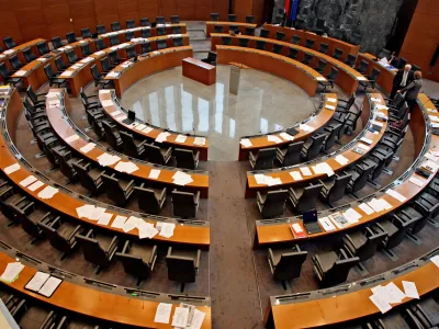- simbolična fotografija - državni zbor - parlament - prazna poslanska dvorana DZ //FOTO: Tomaž Skale