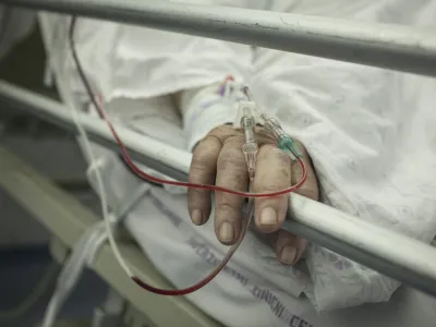 ﻿- simbolična fotografija - zdravstvo - pacient - bolezen - starost -  - 04.06.2015 - Univerzitetni klinični center v Ljubljani - Internistična prva pomoč (IPP), specialistična služba, del Urgentnega bloka Univerzitetnega kliničnega centra v Ljubljani - Urgentni blok UKC - urgenca -  ///FOTO: Luka Cjuha.