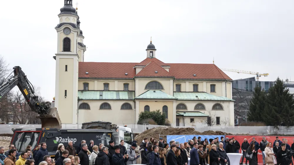 - cerkev sv. Petra- 07.02.2024 - novinarska konferenca, na kateri bodo položili temeljni kamen za Kampus Vrazov trg Medicinske fakultete Univerze v Ljubljani, sodelovali bodo rektor Univerze v Ljubljani Gregor Majdič, minister za visoko &scaron;olstvo, znanost in inovacije Igor Papič, dekan Medicinske fakultete Univerze v Ljubljani Igor &Scaron;vab in generalna direktorica Projektne skupine za okrevanje in odpornost na Evropski komisiji Celine Gauer //FOTO: Jaka Gasar