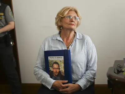 Lidija Giuliatti Bajželj na predobravnavnem naroku s fotografijo svojega pokojnega sina 