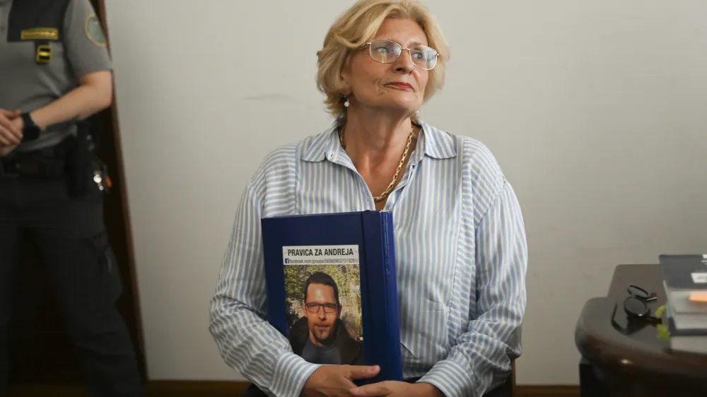 Lidija Giuliatti Bajželj na predobravnavnem naroku s fotografijo svojega pokojnega sina 