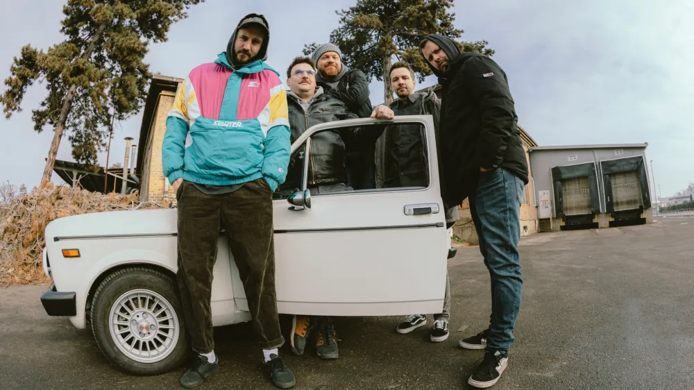 Mariborska skupina Alo! Stari, ki deluje od leta 2019, se je v petih letih prebila do položaja, da lahko samostojno napolni Kino &Scaron;i&scaron;ka ali Cvetličarno.&nbsp;