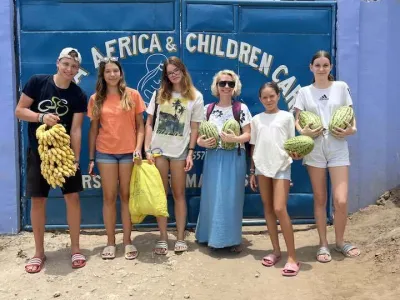 Učenci devetega razreda Osnovne šole Lila Ljubljana so skupaj z mentorico Tino Rutar Leban odpotovali na Zanzibar, v sirotišnico Mama Africa v Nungwiju.
 