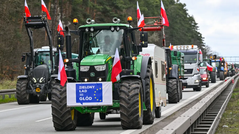 17 March 2024, Poland, Slubice: Farmers from Poland drive their vehicles on the A2 autostrada (European route 30) towards the German-Polish border. Photo: Patrick Pleul/dpa