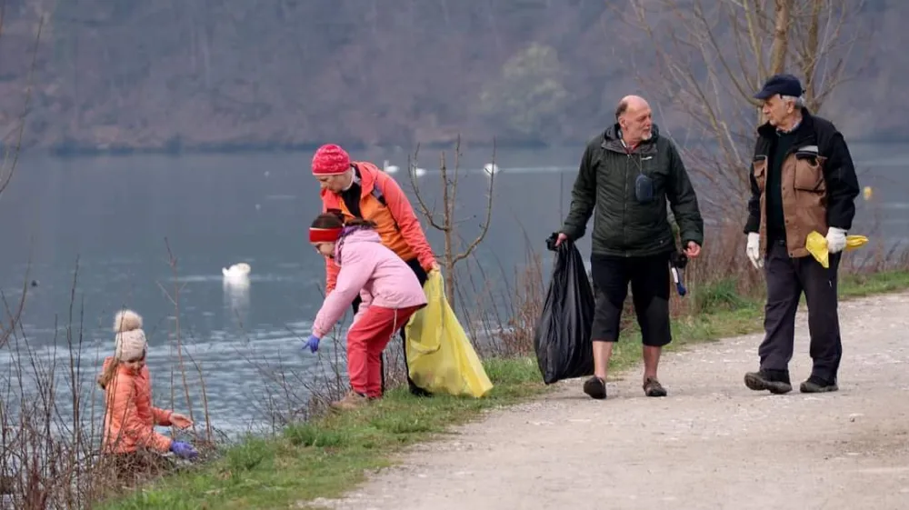 Udeleženci čistilne akcije ob Zbiljskem jezeru so med nesnago v največji meri naleteli na embalažo pijače in hrane. 