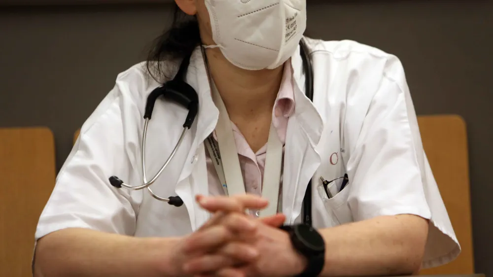 -Simbolična fotografija - zaščitna maska - zdravstvo<br><br><br>- 15.01.2024 - stavka Sindikata zdravnikov in zobozdravnikov Slovenije – protest zaradi neuresničenih zavez vlade iz že sklenjenih sporazumov - zbor zaposlenih na Onkološkem inštitutu Ljubljana<br><br>//FOTO: Tomaž Skale<br>