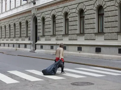 13.03.2024 - simbolična fotografija - snažilka - smeti - vlada republike slovenije - plačilni razred JFOTO: Luka Cjuha