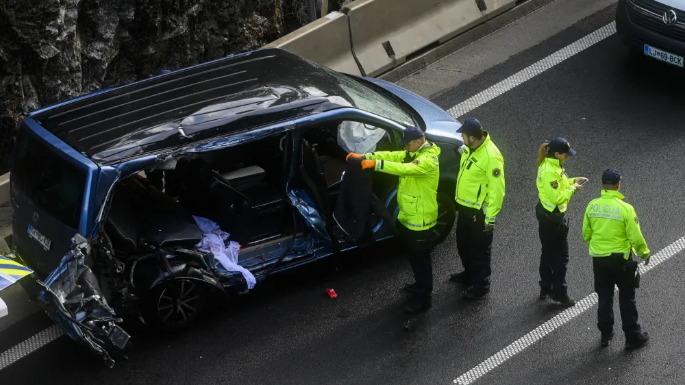 - 13.05.2023 - Prometna nesreča na nevarnem odseku dolenjske avtoceste pri izvozu Vi&scaron;nja Gora v smeri proti Novemu mestu. // FOTO: Nik Erik Neubauer