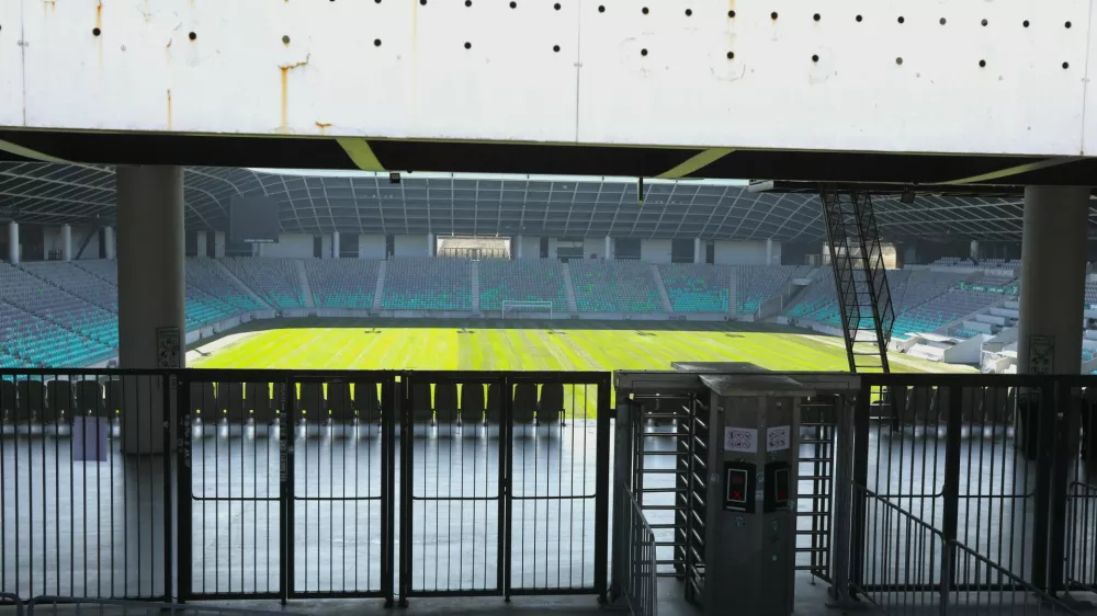 - 20.03.2024 &ndash; stadion Stožice - nogometno igri&scaron;če - zamenjava igralne povr&scaron;ine - zelenica //FOTO: Luka Cjuha