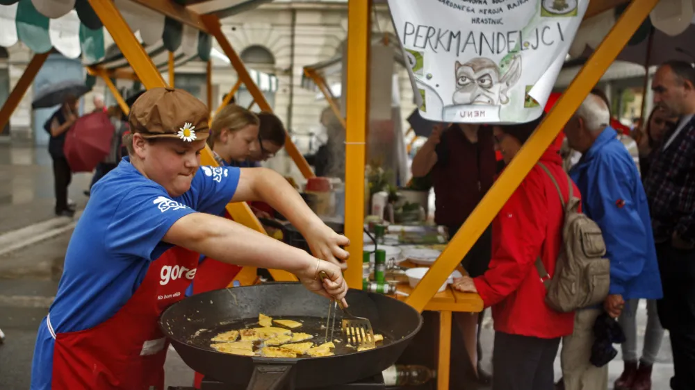 ﻿kuharji - osnovnošolci Perkmandeljci - - Odprta kuhna 2013 - slovenski gostinci ponudili najboljše kulinarične specialitete, kulinarika - Ljubljanska tržnica - Pogačarjev trg//FOTO: Bojan Velikonja