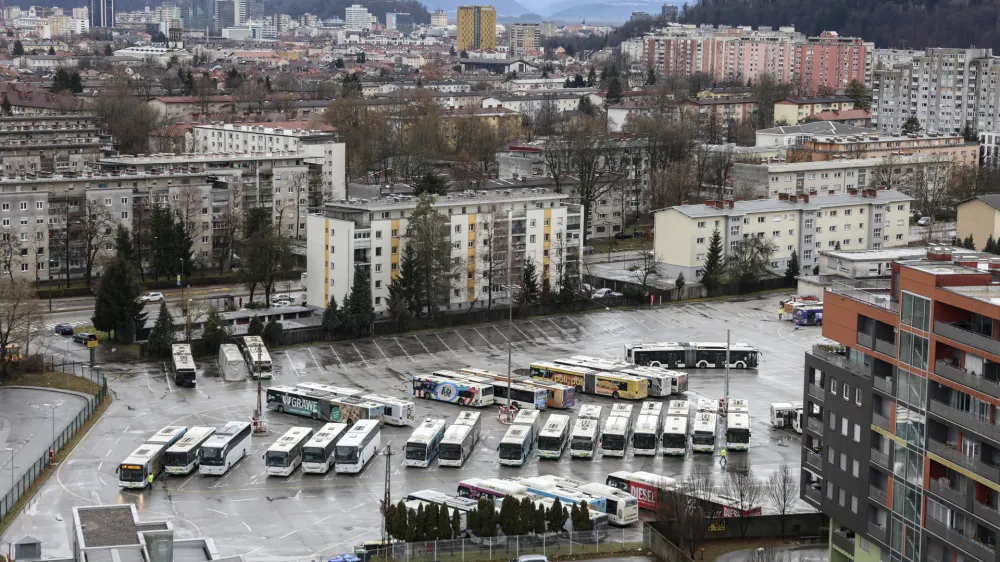 - remiza LPP - <br><br>- 18.01.2024 – Stanovanjska soseska Kvartet, Cesta Ljubljanske brigade v Ljubljani Šiška - kompleks štirih 15-nadstropnih stolpnic - ogled stanovanj in zunanjih površin - novogradnja<br> <br>//FOTO: Jaka Gasar